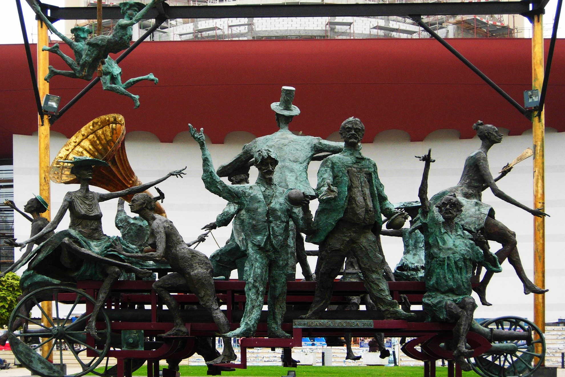 Мистерията на Дракула - Монументалния скулптурен ансамбъл - &bdquo;Каруцата с клоуните&ldquo;, известна и като&nbsp;&bdquo;Караджалеана&ldquo;, разположена пред&nbsp;Националния театър &bdquo;Йон Лука Караджале&ldquo;, Букурещ, Румъния - Caragealiana sculpture in front of National Theatre, Bucharest, Romania
